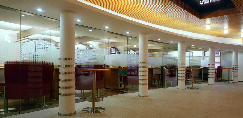 BANK_A Wir sind eine Bank: Eine Schalterhalle für die Raiffeisenkasse Klobenstein svg+xml;charset=utf