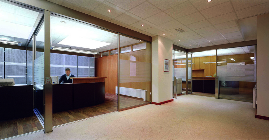 BANK_B_-1 Wir sind eine Bank: Eine Schalterhalle für die Raiffeisenkasse Klobenstein svg+xml;charset=utf