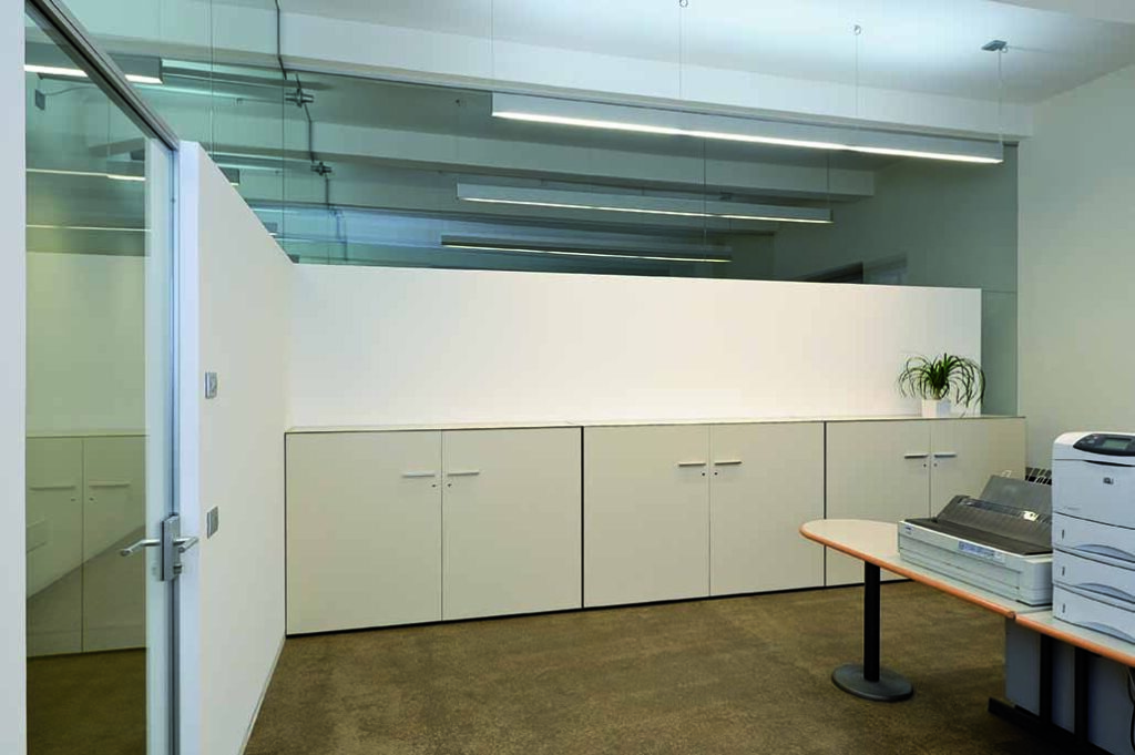 FOTO:GEORG HOFER 2009 Eine Visitenkarten in Holz für die Kellereigenossenschaft Terlan svg+xml;charset=utf