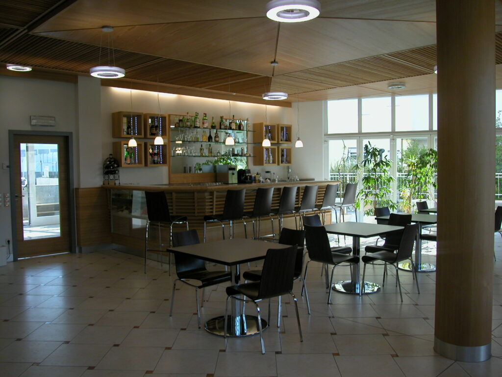 Eine Lärchenbar für die Hotelfachschule Bruneck Hotelfachschule Bruneck DSCN1847