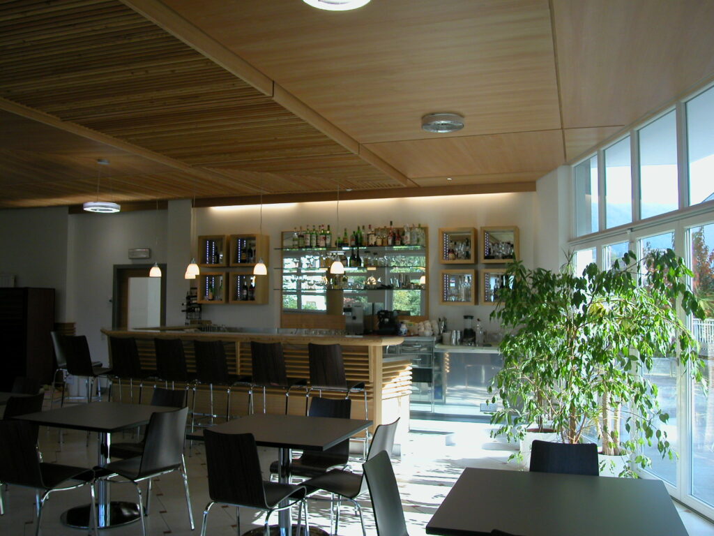 Un bar in legno di larice per la scuola alberghiera di Brunico Hotelfachschule Bruneck DSCN1850