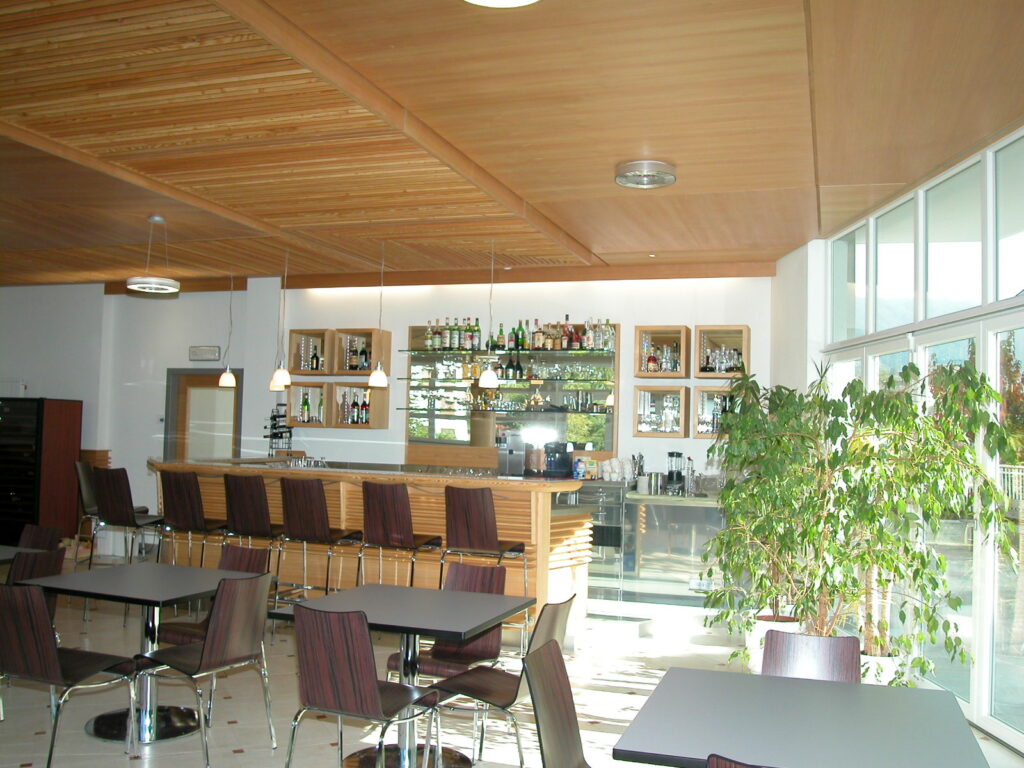 Eine Lärchenbar für die Hotelfachschule Bruneck Hotelfachschule Bruneck DSCN1851