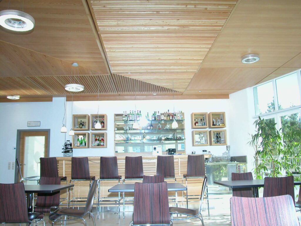 Hotelfachschule Bruneck DSCN1852-1 Eine Lärchenbar für die Hotelfachschule Bruneck svg+xml;charset=utf