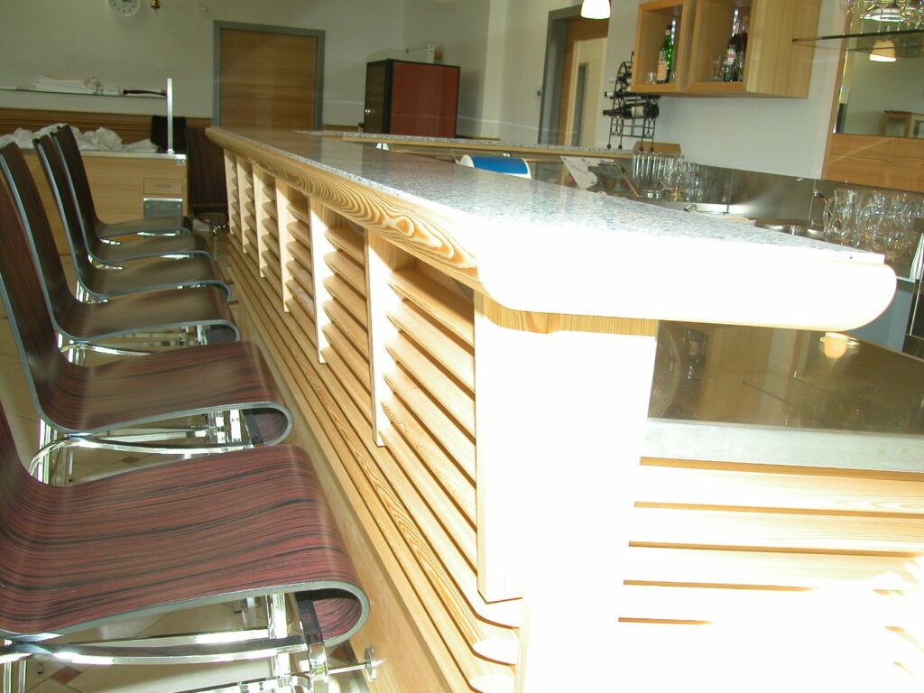 Un bar in legno di larice per la scuola alberghiera di Brunico Hotelfachschule Bruneck DSCN1858