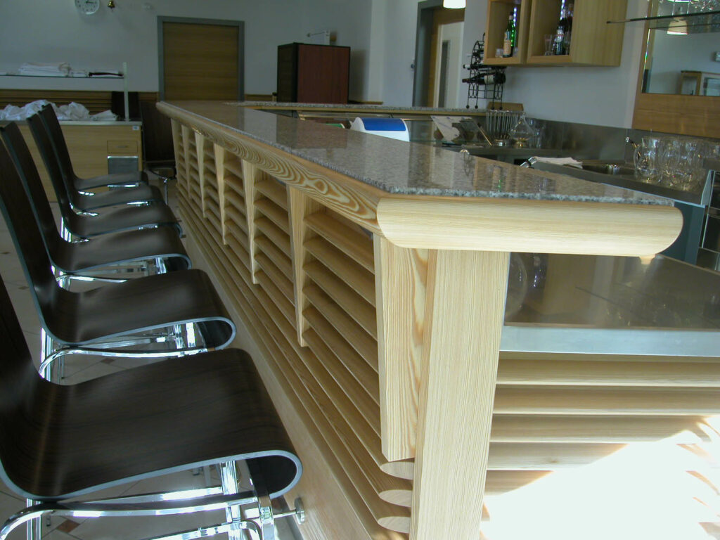 Hotelfachschule Bruneck DSCN1859-1 Eine Lärchenbar für die Hotelfachschule Bruneck svg+xml;charset=utf