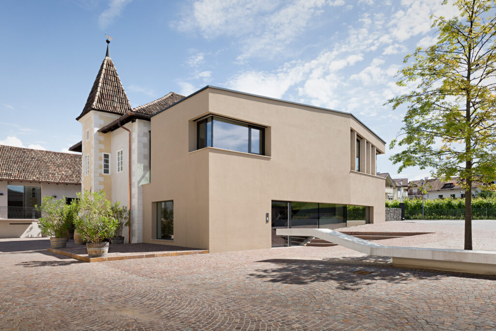 kellerei_girlan_01 Die Eiche sum Wein in der Kellerei Girlan svg+xml;charset=utf