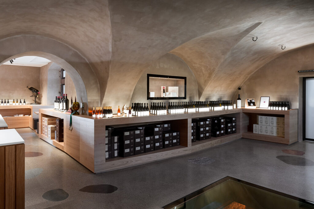 kellerei_girlan_19 Die Eiche sum Wein in der Kellerei Girlan svg+xml;charset=utf